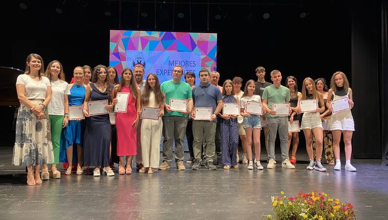 Alcalde y concejales en la entrega de premios a la excelencia del alumando del IES de Pulpí