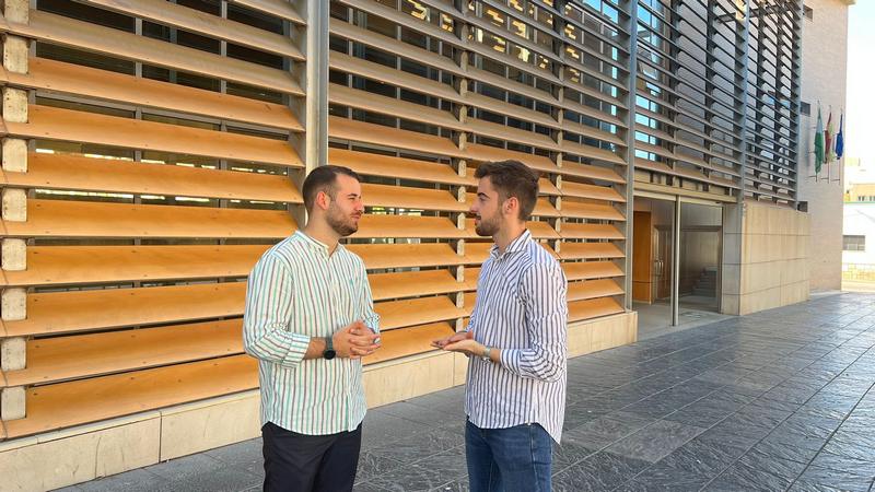 DIEGO MARTÍNEZ Y LUIS oki VILLEGAS EN LA PUERTA DEL IES ALHAMILLA