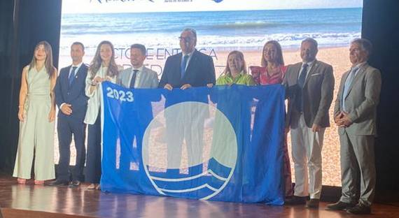 Teniente de alcalde y edil de Playas recogiendo okilas banderas azules para Pulpí