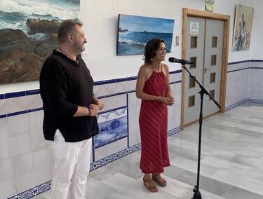 Concejal de Cultura y autora de la exposición durante la inauguración en San Juan de los Terreros