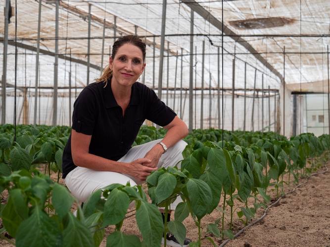 JULIA IBÁÑEZ EN UN INVERNADERO