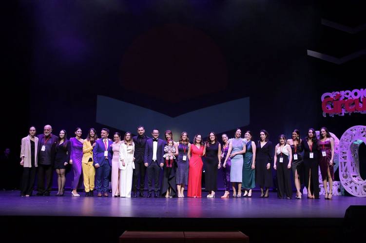 12/11/2022 Foto familia tras finalizar la celebración de la IX Gala de Círculo Rojo en el Teatro Auditorio de Roquetas de Mar, a 11 de noviembre de 2022 en Almería (Andalucía, España). Los IX Premios Editorial Círculo Rojo han superado las expectativas de los más de 1400 asistentes que se han congregado para disfrutar de este encuentro marcado por el "amor a la cultura".
POLITICA 
Rafael González - Europa Press