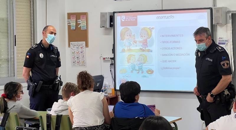 08/06/2022 Agentes de la Policía Local de San Sebastián de los Reyes en una charla sobre bullying y ciberseguridad en un centro educativo del municipio
POLITICA 
AYUNTAMIENTO DE SAN SEBASTIÁN DE LOS REYES