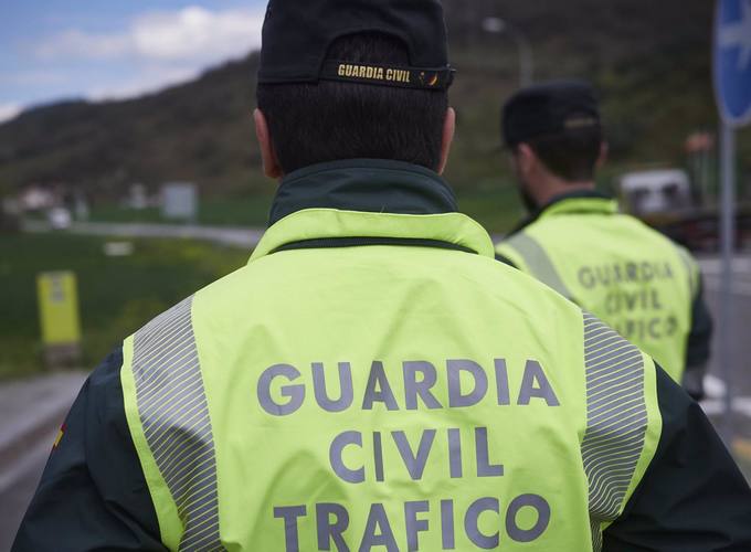 15/04/2020 Dos agentes de la Guardia Civil de Tráfico en un control policial durante el día 32 del estado de alarma y dos días después de que se haya reactivado la actividad laboral no esencial en las empresas cuyos empleados no puedan teletrabajar, en Pamplona/Navarra (España) a 15 de abril de 2020.
POLITICA 
Eduardo Sanz - Europa Press