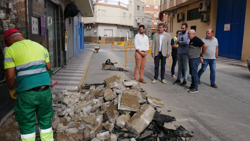 231020 Manuel Cortés visita el inicio de las obras en Rambla de las Cruc...