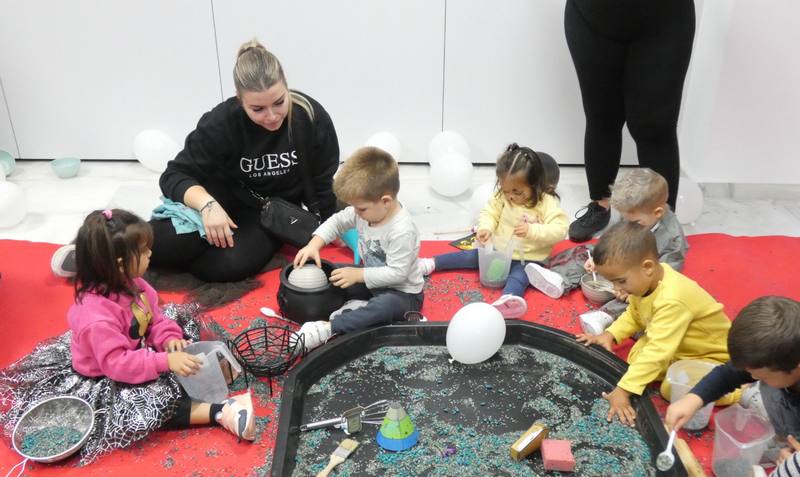 231031 La 'Party Halloween' con talleres para todas las edades reúne a m... (1)