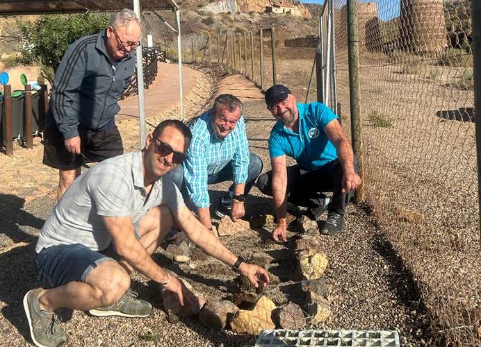 Alcalde y edil de Medio Ambiente en la plantación de nardos en la Geoda