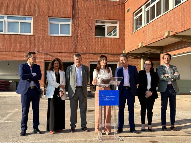 La presidenta hace balance junto al Comité de Dirección en el exterior de la sede de la APA en obras por su reforma con la que su entorno se abrirá a los ciudadanos. (2)