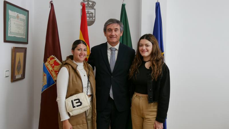 231108 Manuel Cortés recibe a las dos alumnas del IES Abdera que han con...