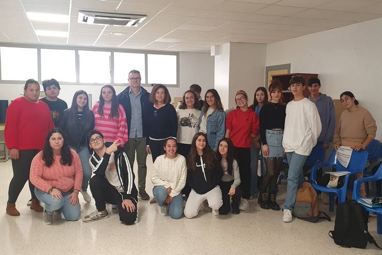 231115 Alumnado del IES Gaviota conoce la función y actividades de la Of...