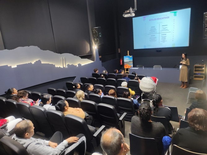 231215 La Escuela de Familia en Adra concluye con un coloquio sobre 'El ...