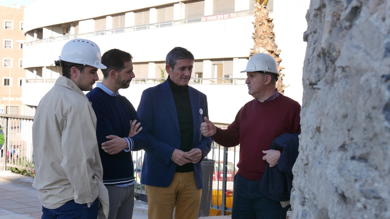 231219 Manuel Cortés visita las obras de conservación y embellecimiento de la Torre de los Perdigones de Adra