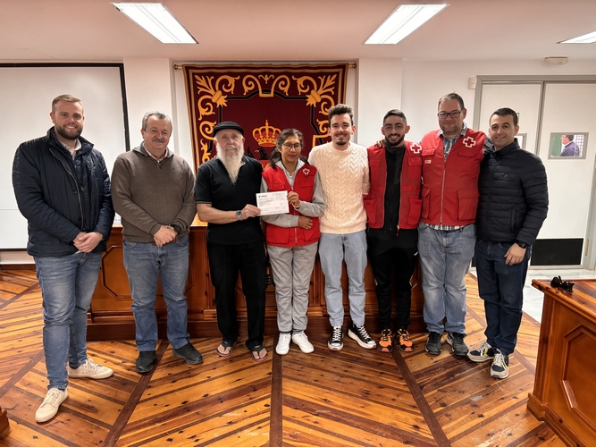 Alcalde y concejales en la entrega del dinero recaudado a Cruz Roja Pulpí (1)