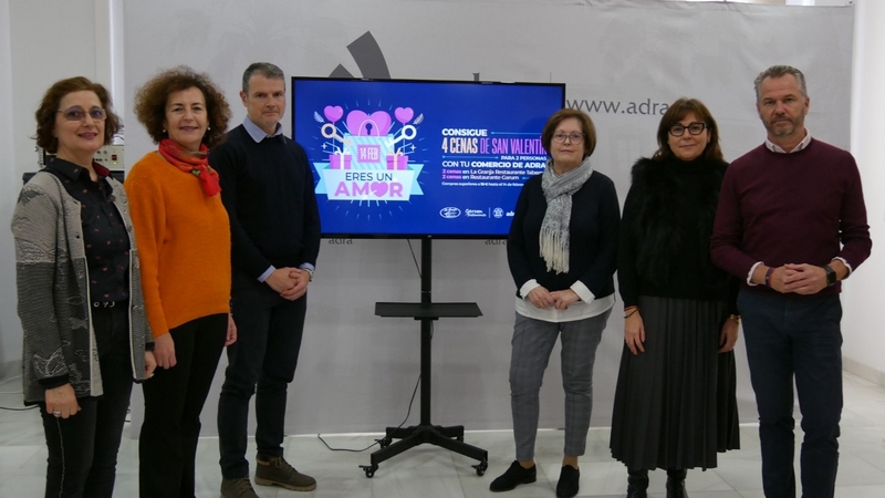 240131 La Asociación de Comerciantes de Adra celebra San Valentín sortea...