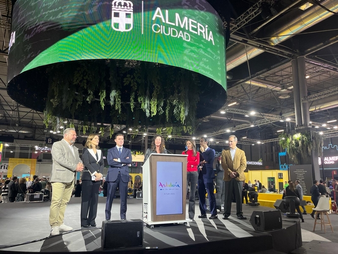 Alcaldesa Fitur 2024 presentación Campaña Cambia Tu Perspectiva (2)