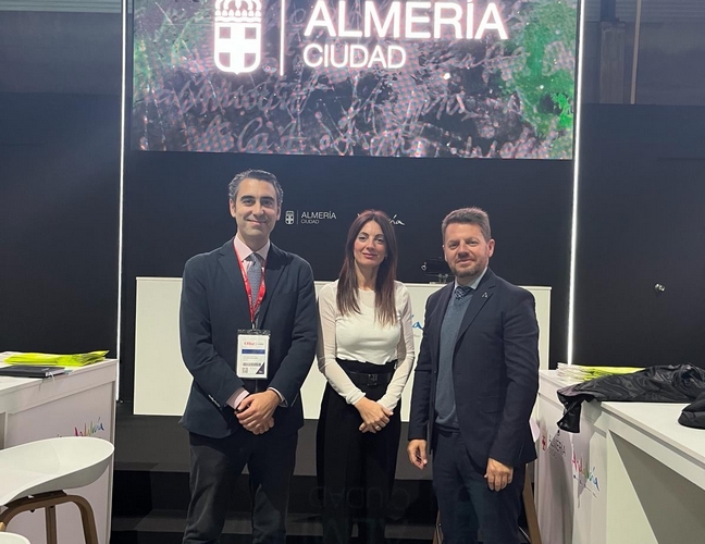 El concejal de Turismo del Ayuntamiento de Almería, Joaquín Pérez de la Blanca, la presidenta de la APA, Rosario Soto, y el delegado territorial de Turismo, José Ángel Vélez