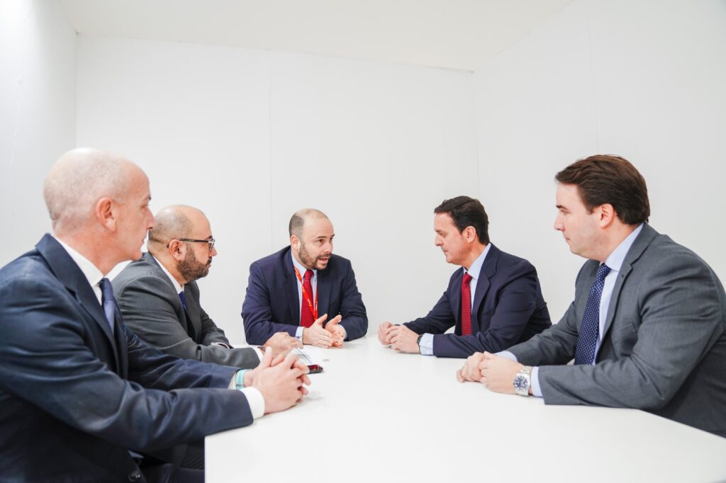 Imagen de archivo de una reunión en la pasada edición de FITUR