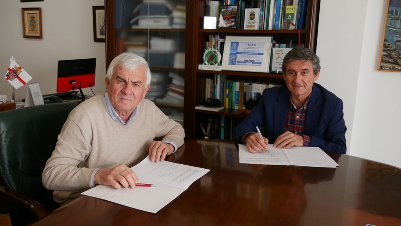 240205 Manuel Cortés firma un acuerdo con la 'Clásica de Almería' para q...