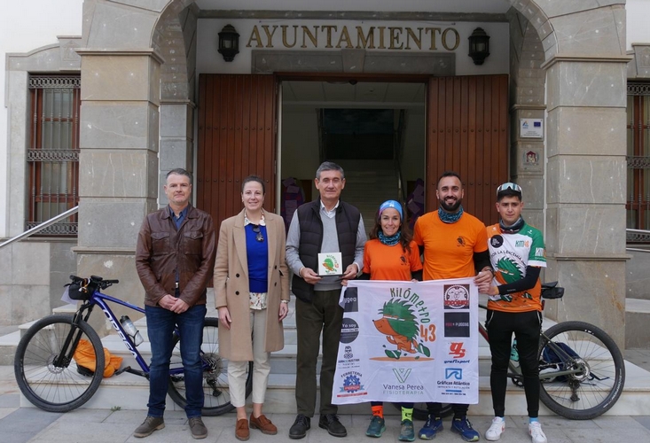 240208 Manuel Cortés recibe a los deportistas del 'Reto Solidario KM43 p...