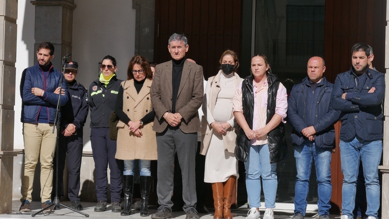 240212 Ayuntamiento de Adra guarda un minuto de silencio por los dos gua...
