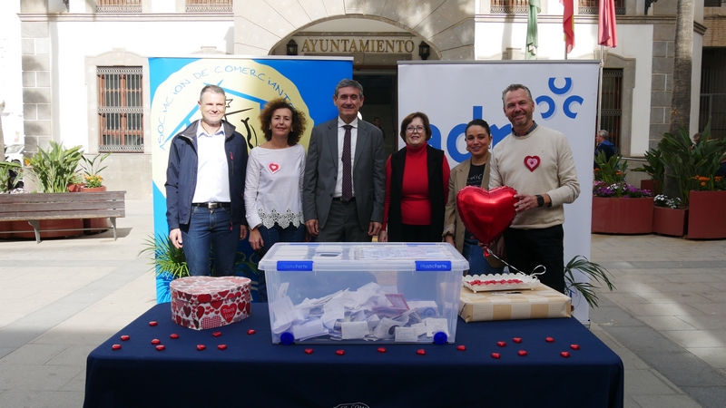 240214 La Asociación de Comerciantes de Adra regala por San Valentín cua...