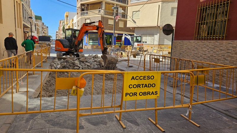 240219 Se corta al tráfico el Paseo de los Tristes de Adra por las obras...