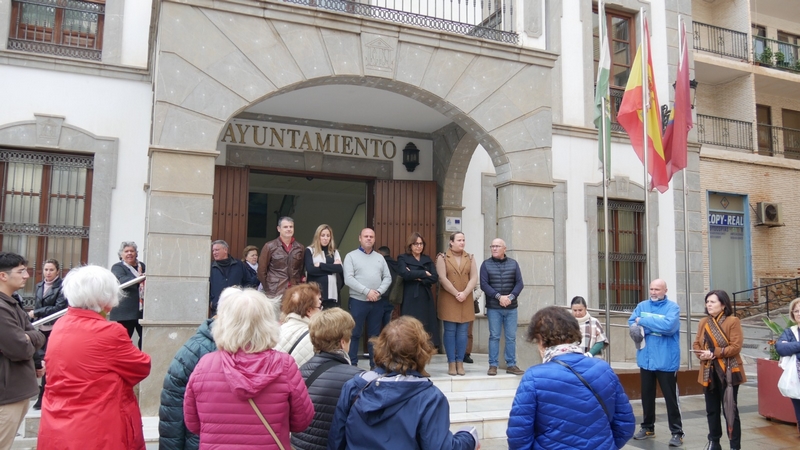 240226 Adra guarda un minuto de silencio por los fallecidos, heridos y a...