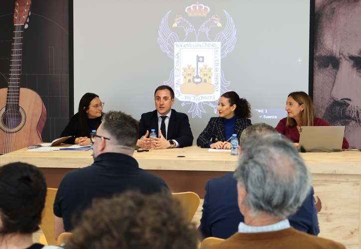 Intervención Alcalde, junto concejal Turismo, Gerente Empresa Pública Destino Vera y técnica Turismo