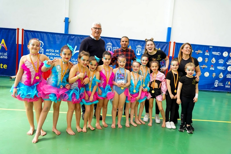 240311 Ismael Torres con una de las escuelas premiadas