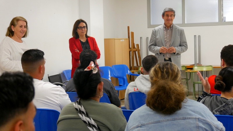 240416 Manuel Cortés da la bienvenida a los 15 nuevos alumnos de la Escu...