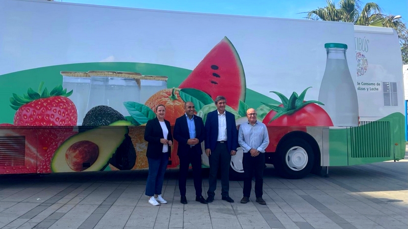 240417 La ciudad de Adra recibe al 'Frutibús', un aula móvil que fomenta... (1)