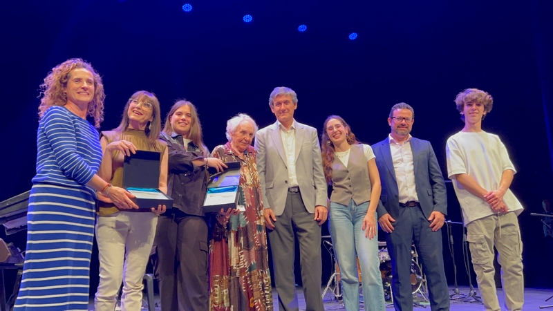 240419 Adra celebra una emotiva Gala de Mayor con homenajes y un concier...