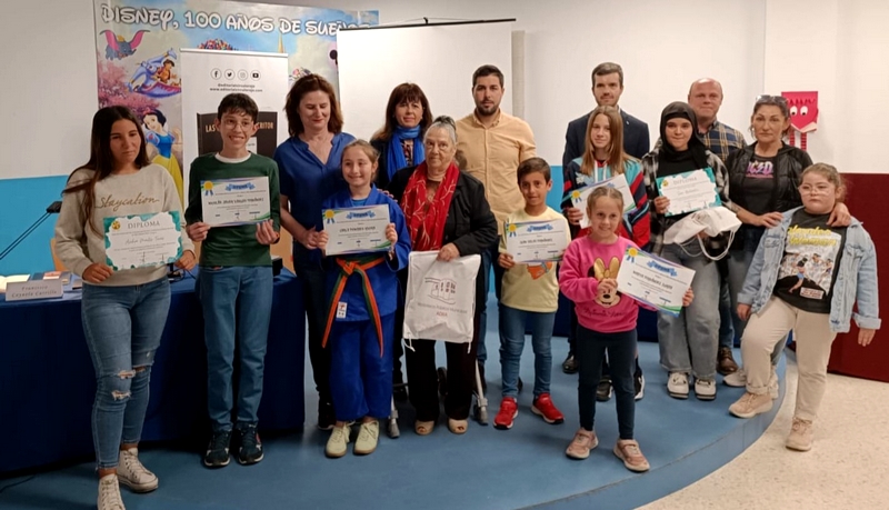 240424 Adra celebra el Día del Libro premiando a los usuarios y usuarias...