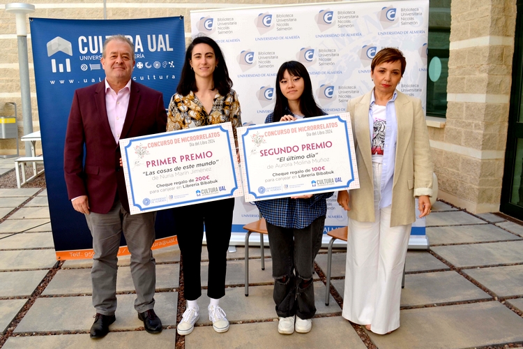 FOTO 1 ABRIL 23 2024 ENTREGA PREMIOS CONCURSO MICRORRELATOS DÍAS DEL LIBRO