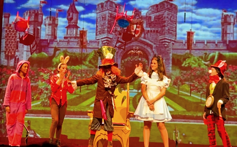 240513 La Escuela Municipal de Teatro de Adra lleva a 'Alicia en el País...