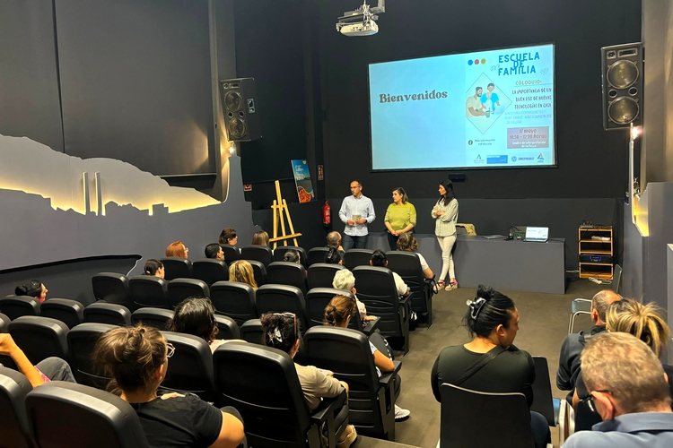 240517 La Escuela de Familia de Adra celebra un coloquio sobre el buen u...