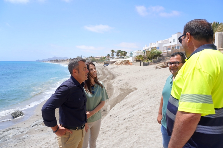 240530 Alcalde y concejales en regeneración de la playa del Ancón