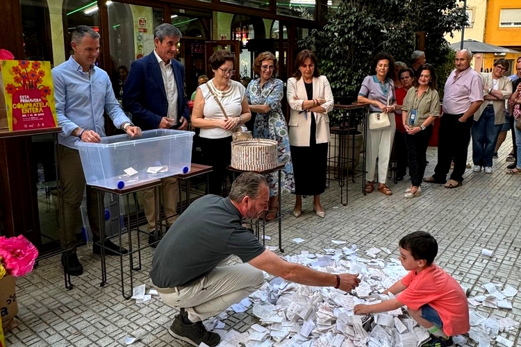 240531 El comercio local de Adra reparte premios por valor de 500 euros ...