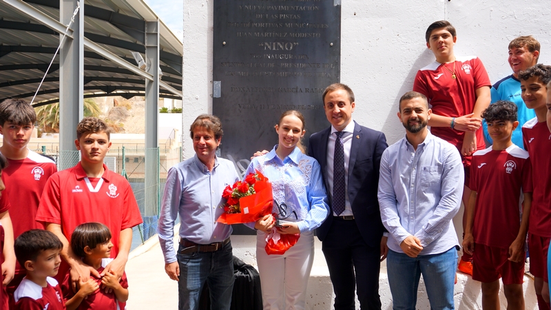 Entrega Reconocimiento a Ana Lucía (2)