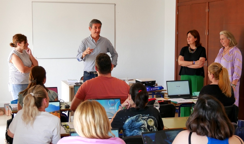 240604 Manuel Cortés visita el inicio de los nuevos cursos de formación ...