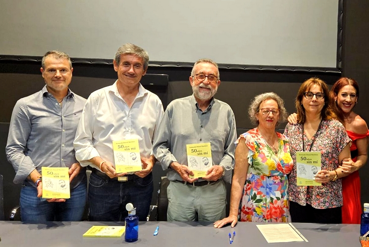 240613 Manuel Cortés acompaña al escritor granadino Fernando Porcel en l...