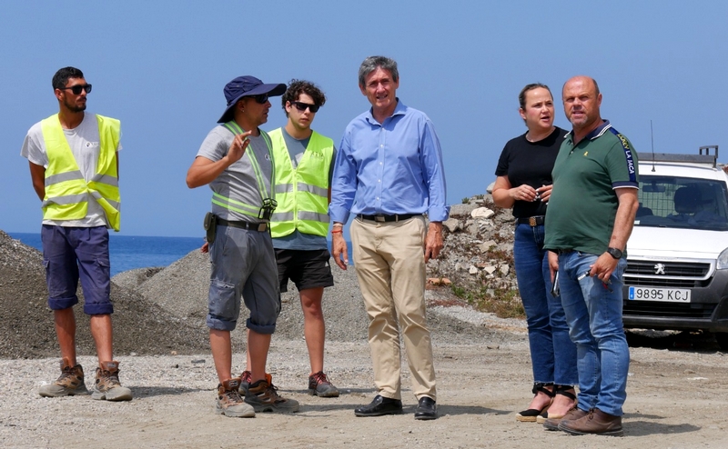 240614 Manuel Cortés visita la playa de Guainos que está recibiendo apor...