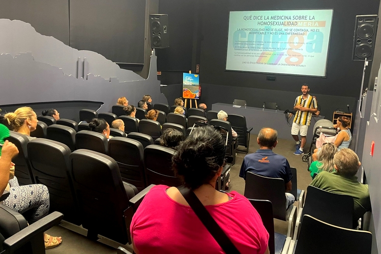 240620 Celebrado el coloquio 'A mi hijo le gustan los chicos... y a la m...