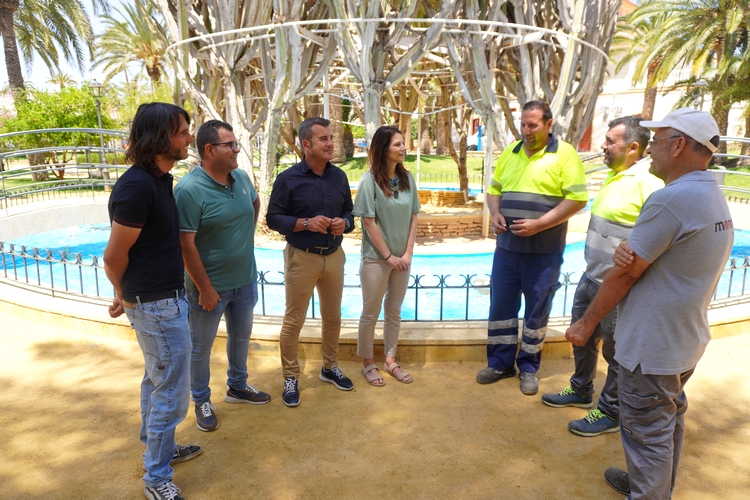 240621 Alcalde con servicios municipales, de jardinería, limpieza y electricidad en una reciente actuación
