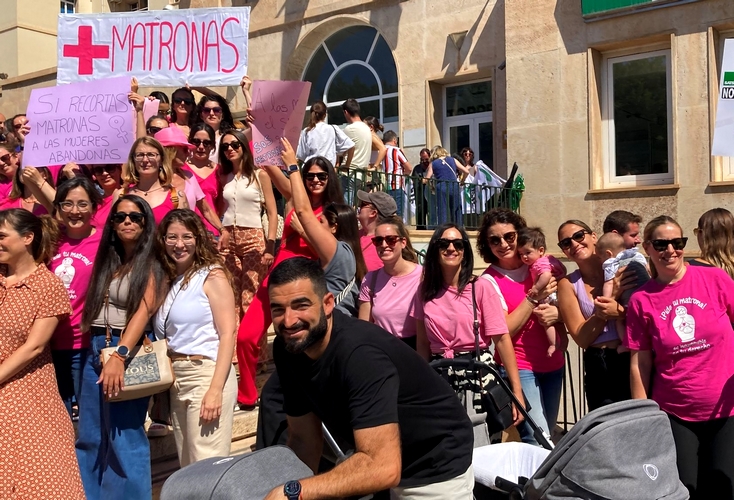 240621 Matronas en la concentración contra los recortes del día 10 de junio