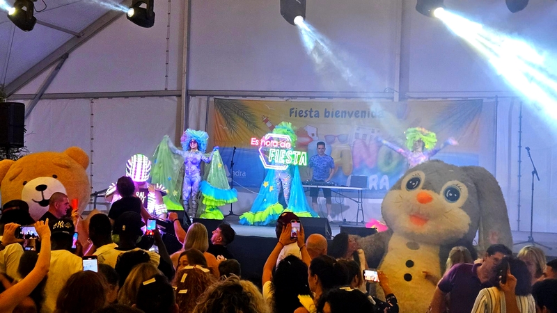 240624 Buena música y diversión junto al mar en la I Fiesta de Bienvenid...