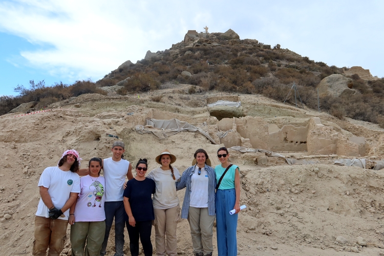 Conjejala junto parte del equipo de arqueologos con Cerro Espíritu Santo al fondo
