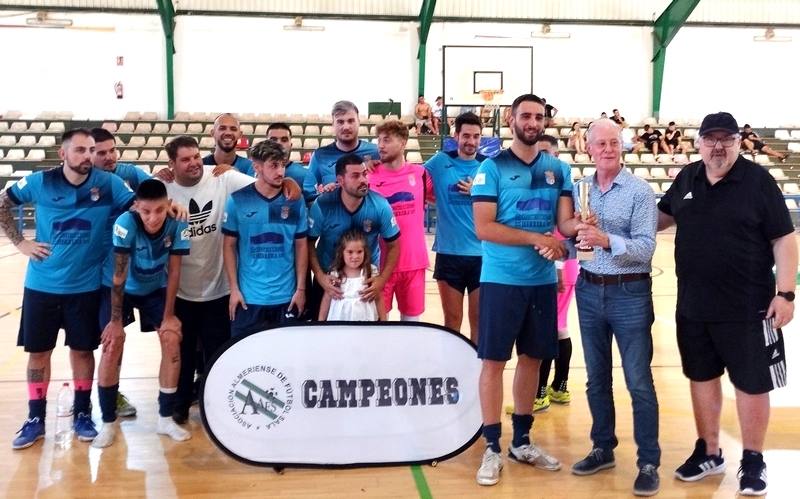 El alcalde entregando la copa