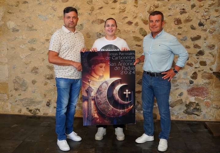 Foto con ganadora del cartel de Fiestas 2024 (1)