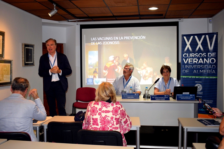 FOTO 2 JULIO 04 2024 CURSO DE VERANO PREVENCIÓN ENFERMEDADES INFECCIOSAS